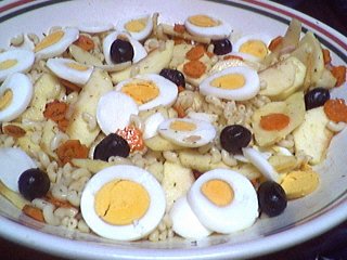 entrée à base de pâtes : Assiette de salade de pâtes et oeufs
