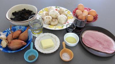 Ingrédients pour la recette : Oeufs au vin rouge et champignons