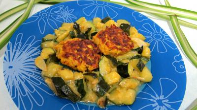 Cuisine marocaine : Assiette de boulettes de saumon aux courgettes façon marocaine