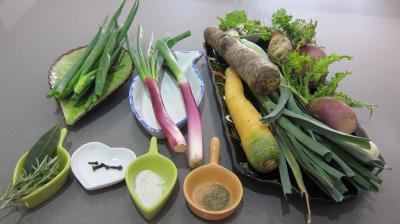 Ingrédients pour la recette : Bouillon de légumes à l'oignon rouge