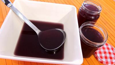 Soupes & potages : Saladier de bouillon de légumes à l'oignon rouge