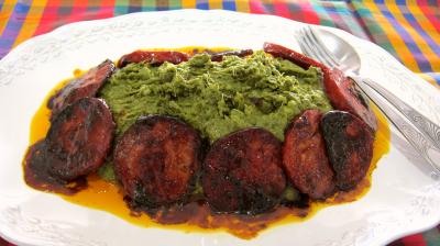 sauce soja : Assiette de broutes en purée au chorizo à la landaise.