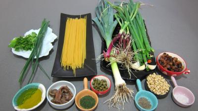 Ingrédients pour la recette : Spaghettis aux pignons de pin, et aux raisins secs