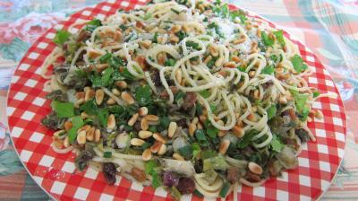 Pâtes alimentaires : Assiette de spaghettis aux pignons de pin et aux raisins secs