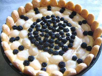 mûre : Assiette de tiramisu aux mûres et litchies
