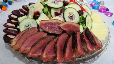 Volailles et gibiers : Assiette de salade de magret au Cantal