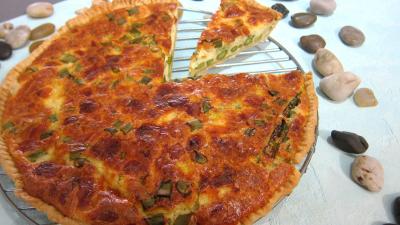entrée à base de fromage : Assiette de quiche aux asperges