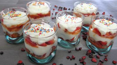 blanc d'oeuf : Verrines de fraises à la chantilly meringuée