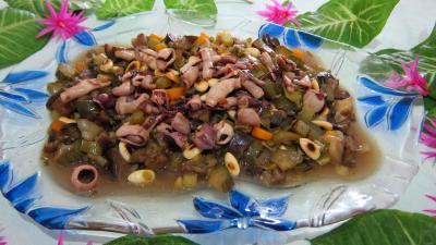 sauce soja : Assiette de concombre, poireaux et calamars à l'aigre-doux