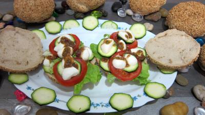 Entrées & salades : Assiette de bruschettas à la tomate