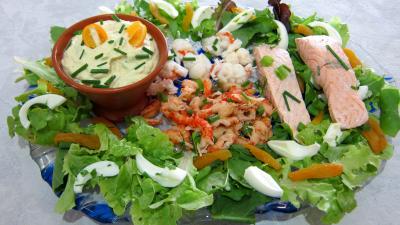 entrée à base de légumes : Assiette de salade de la mer