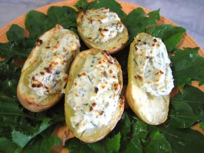vinaigre vin rouge : Assiette de pommes de terre farcies à la ricotta