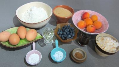Ingrédients pour la recette : Cake aux abricots et aux myrtilles