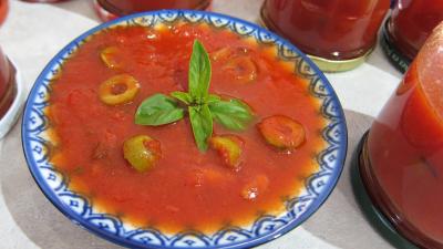 Conserves : Assiette de sauce tomates aux olives