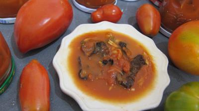 sauce chaude : Coupelle de sauce tomate aux champignons noirs