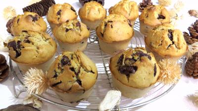 Desserts : Muffins au pépites de chocolat et sa grille de refroidissement