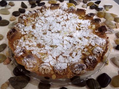 tarte : Assiette de tarte aux pommes et aux noisettes