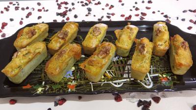 Amuse-bouche : Plat de mini cakes au gorzonzola et aux noix