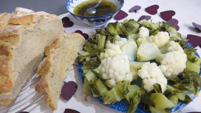 Cuisine diététique : Assiette de chou-fleur vapeur et ses feuilles
