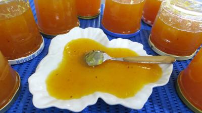 Confitures : Coupelle et pots de confiture d'oranges et citrons
