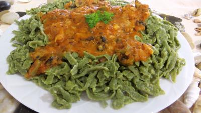 oignon : Assiette de tagliatelles fraîches aux épinards et sa sauce au Vésuve