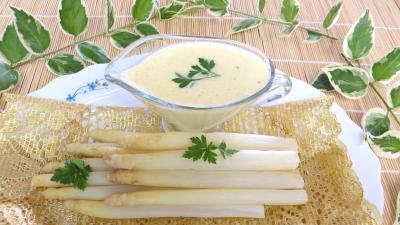 Anniversaire : Plat d'asperges avec sa sauce mousseline