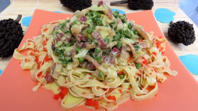 Pâtes alimentaires : Assiette de tagliatelles aux petits