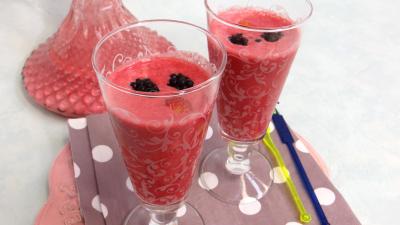 Anniversaire : Verres de smoothie aux fruits rouges