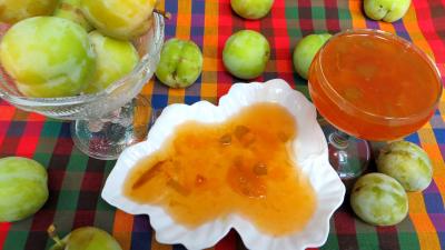 prune : Coupelle de confiture de prunes jaunes à la rhubarbe