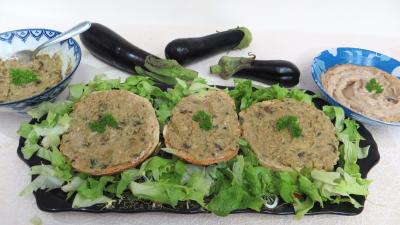 Entrées & salades : Assiette de tartines de pain aux aubergines