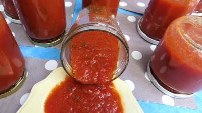 sauce pour légumes : Bocaux de sauce tomate épicée