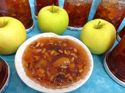 Recettes sans gluten : Coupelle de confiture de pommes variées aux fruits secs