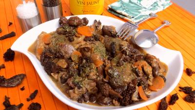 Plat en sauce : Assiette de pintade au vin jaune du Jura