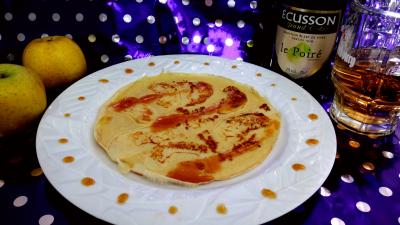 petit déjeuner : Assiette de crêpes aux pommes et au caramel