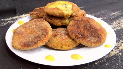 Cuisson à la poêle : Assiette de galettes d'oeufs de cabillaud frais