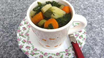 Cuisine diététique : Tasse de bouillon de légumes d'automne