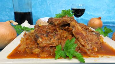 plat complet : Assiette de côtes d'agneau en sauce
