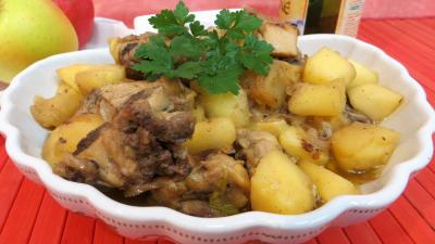 Volailles et gibiers : Plat de fricassée de canard aux pommes