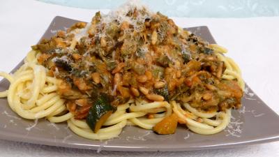 Recettes sans oeufs : Plat de bucatini aux légumes de saison