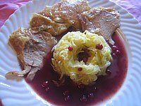 Volailles et gibiers : Cuisse de dinde au chou et à la sauce aux airelles