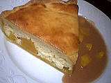pâte sucrée : Part de clafoutis aux pêches avec sa sauce