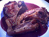 Côtelettes d'agneau : Assiette de côtes d'agneau sauce aux framboises