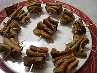 omelette : Assiette de brochettes d'amuse bouche aux cèpes
