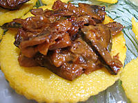 polenta : Assiette de galette de polenta aux courgettes