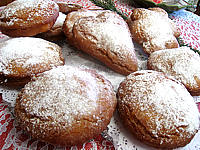 beignets sucrés : Plat de beignets fourrés à la confiture