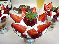 Dessert avec alcool : Verrines de bananes et fraises chantilly