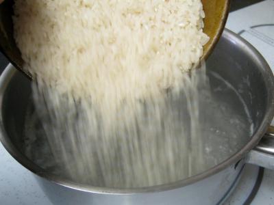 Plonger du riz dans de l'eau bouillante