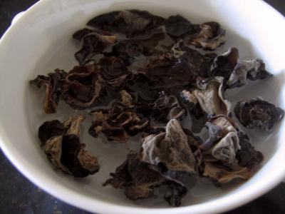 Réhydrater des champignons noirs