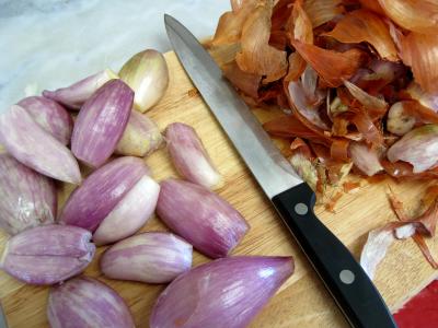 Enlever les pellicules de peau de l'échalote