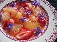 Recette Assiette de soupe de violettes à l'ananas et aux fraises